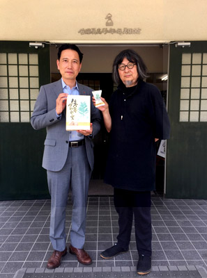 「少年の日」美術館入り口にて  遠藤社長(左)、安藤勇寿先生(右) 